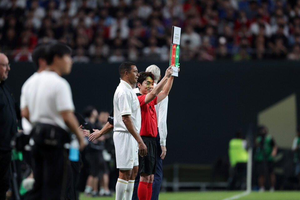 선수교체 표지판을 들고 있는 사람은 넥슨 박정무 부사장이다. 정말 많은 곳에서 알토란 같은 역할로 등장해 관중의 갈채를 받았다. [사진 넥슨, 정재훈, 김정수, 이완복]