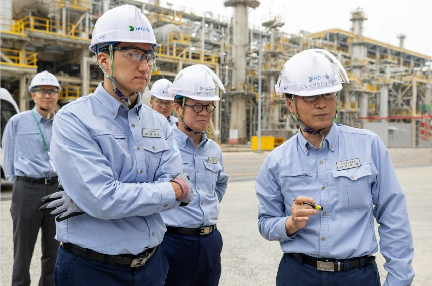 지난해 HD현대오일뱅크 대산공장을 방문한 정기선 HD현대 수석부회장(왼쪽 앞)