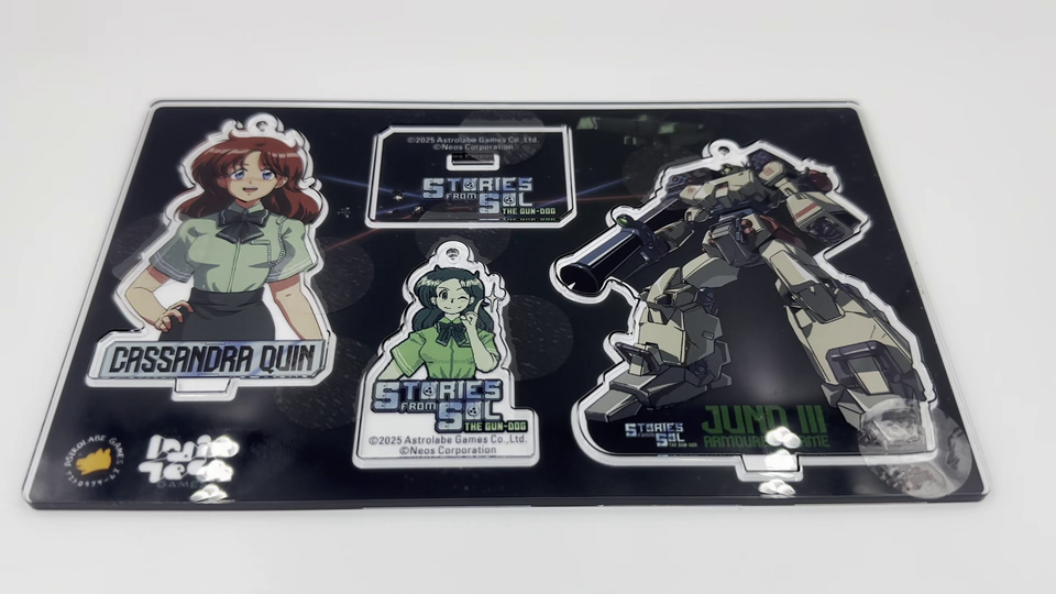 아크릴 스탠드. 위에 고리구멍이 있어 키링으로도 쓸 수 있다.