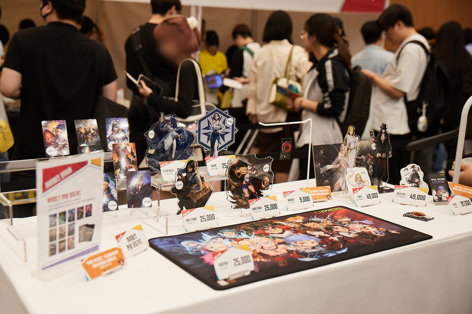 장패드부터 다양한 굿즈가 판매되고 있는 공식 스토어.