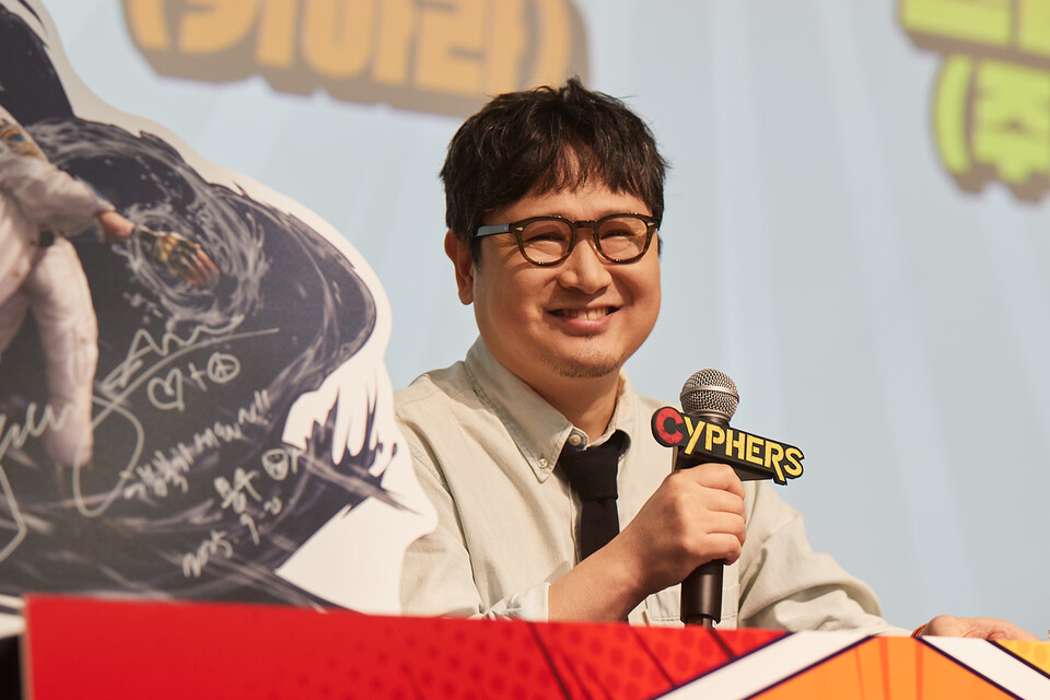 케니스 캐릭터역을 맡고 있는 신용우 성우가 관객들과 소통하는 모습.