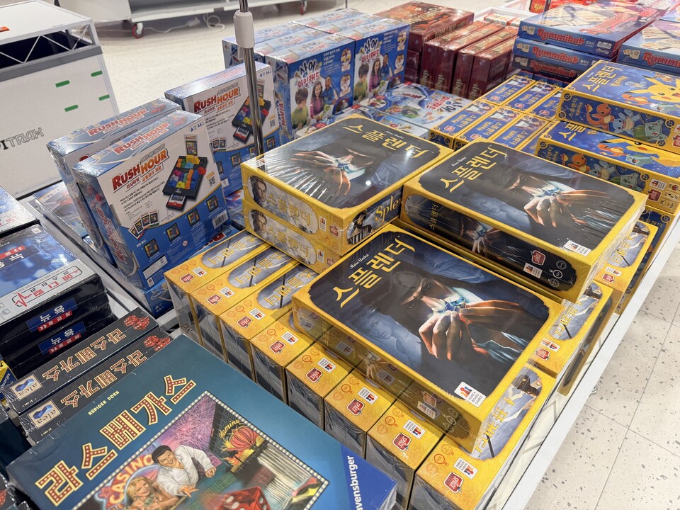 유명 보드게임부터 입문자를 위한 캐주얼한 작품까지 수백 종을 만날 수 있다.