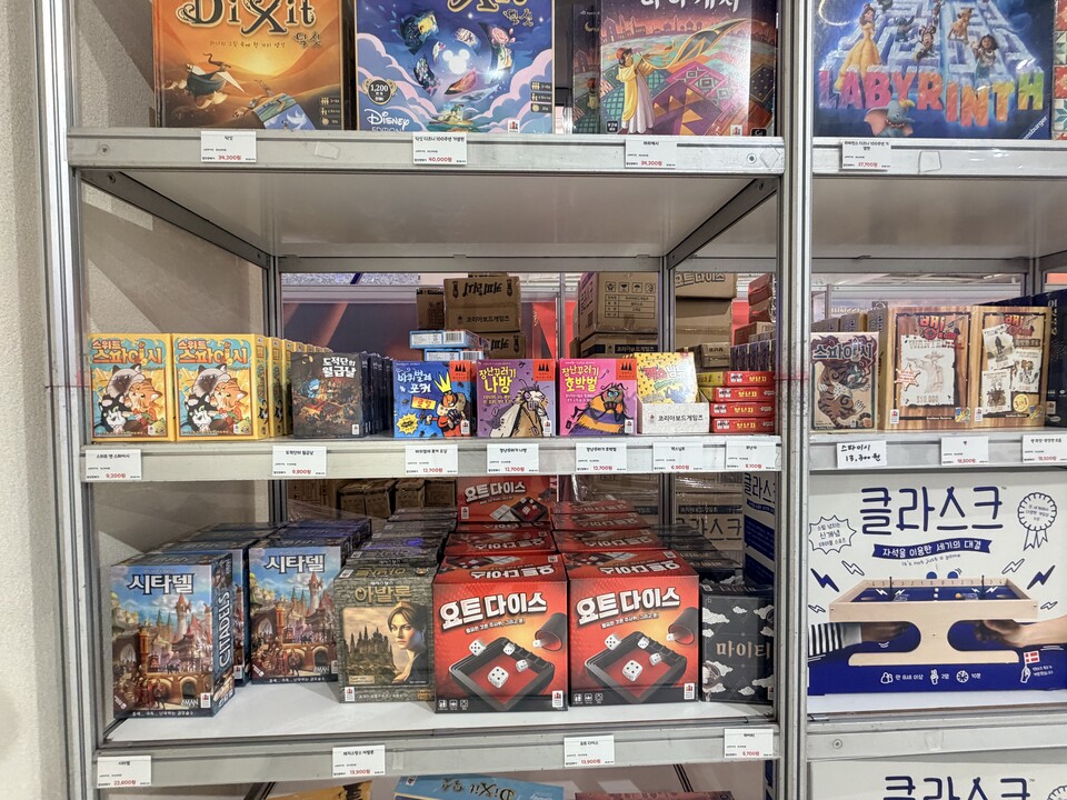 보드게임을 잘 몰라도 상주하는 직원들이 친절하게 난도부터 게임 형태, 구조 등을 알려주기 때문에 입문자도 자신에게 어울리는 좋은 보드게임을 구할 수 있다.