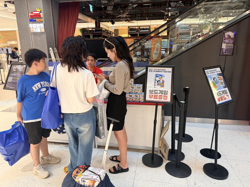 팝업스토어 입구 앞에선 무료게임 증정도 하고 있다. 조건도 쉬우니 무조건 방문해 받아가자.