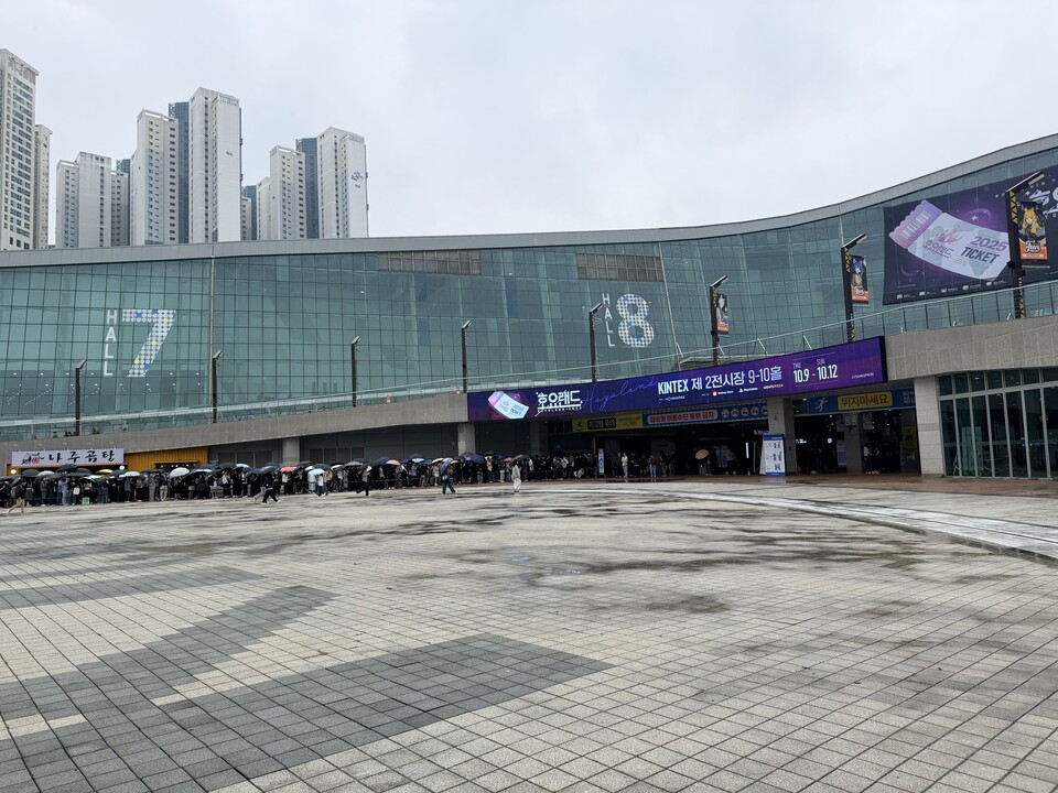 외부에서 보면 줄이 이정도지만 안에 들어가면 '헉' 소리가 나올 정도로 길다.