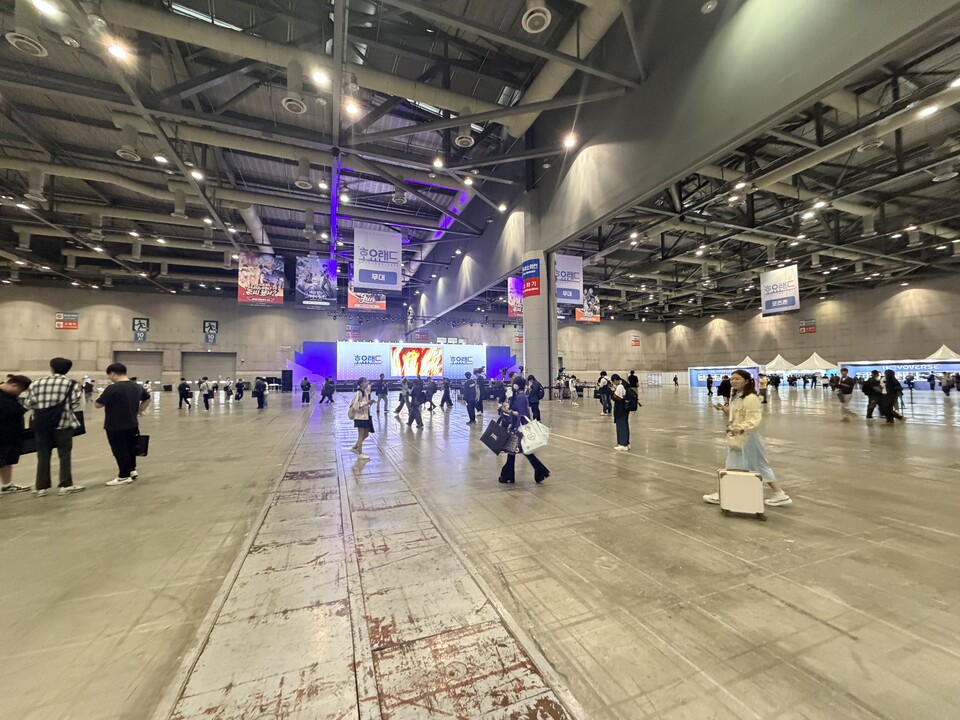 제2전시장 10홀의 모습. 벽 중심으로 팬아트, 굿즈 전시 및 판매, 메인 무대 등으로 구성됐다. 안전을 고려한 넓은 동선이 인상적이었다.