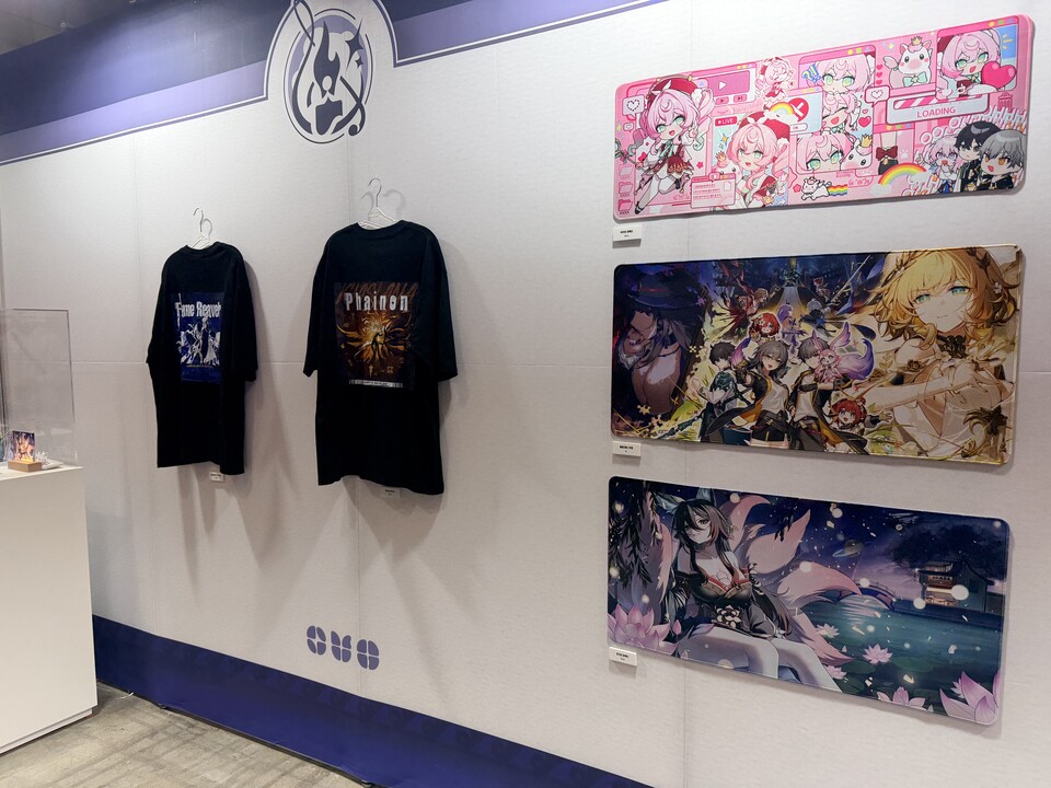 굿즈도 전시가 돼 있는데 마우스 장패드는 정말 가지고 싶었다.