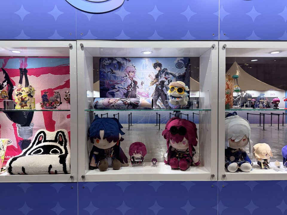 지갑이 마구 흔들리는 곳. 굿즈 전시존. 호요랜드2025 전용 굿즈도 있으니 확인해보자.