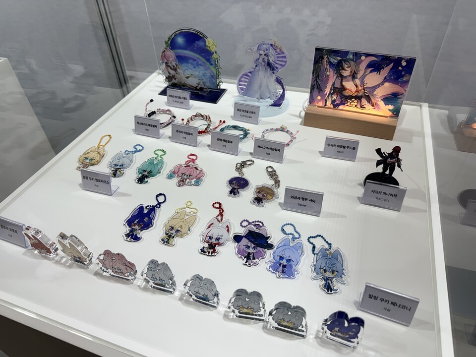 요즘 굿즈는 왜 이렇게 잘 만들까. 지갑아, 카드야 참아줘.