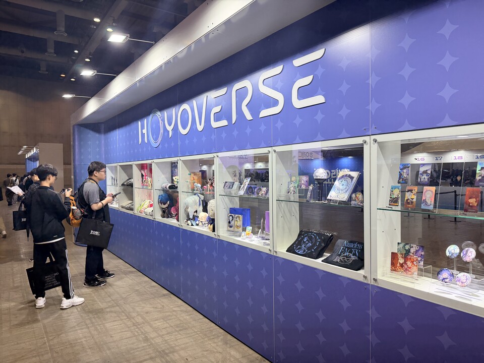 전시벽 뒤로 굿즈 판매존이 있다.