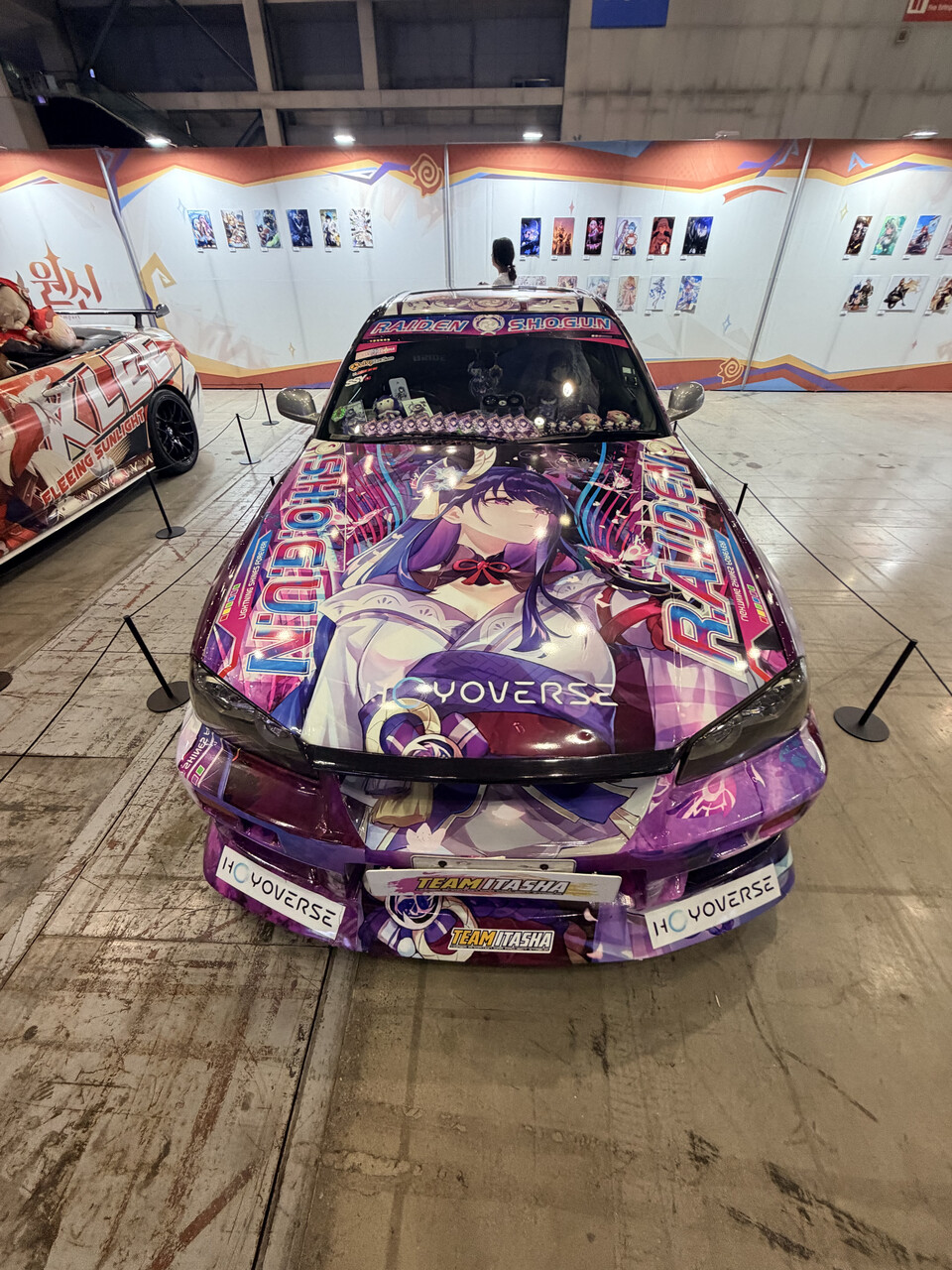 화려함 그 자체! 정말 밖에서 달리면 모두의 시선을 사로잡을 것 같다.