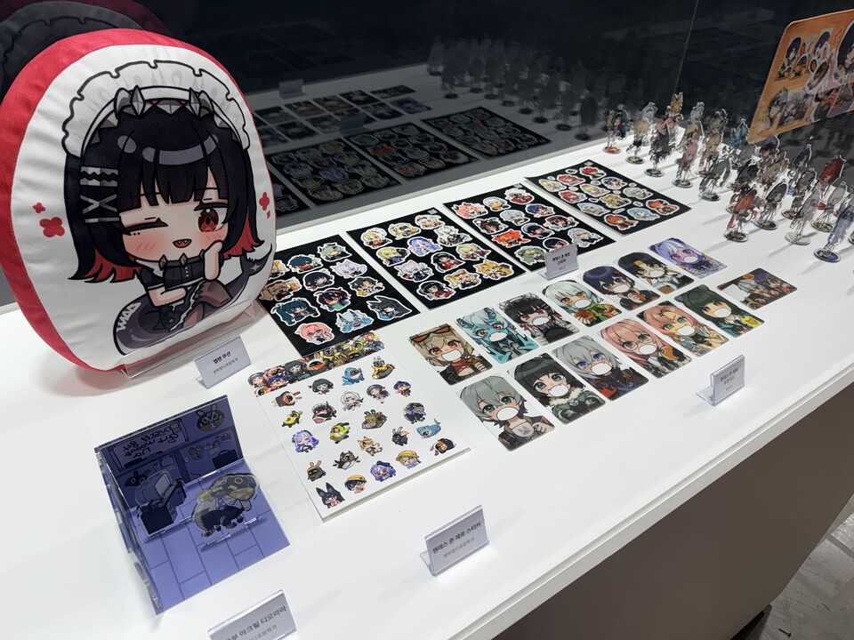 너무 예뻐서 넋을 놓고 본 굿즈의 모습.