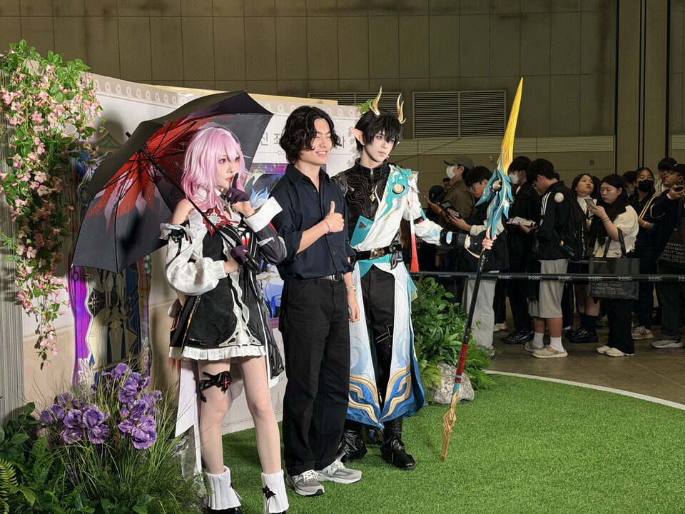 코스플레이어와 사진 찍을 기회도 많다. 부스마다 하나씩 포토존이 있다.