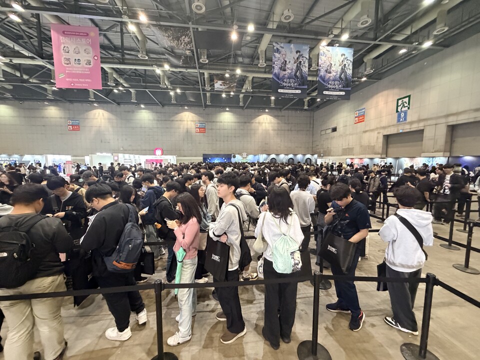 〈원신〉 부스 가는 길은 꽤 많은 시간이 필요하다.