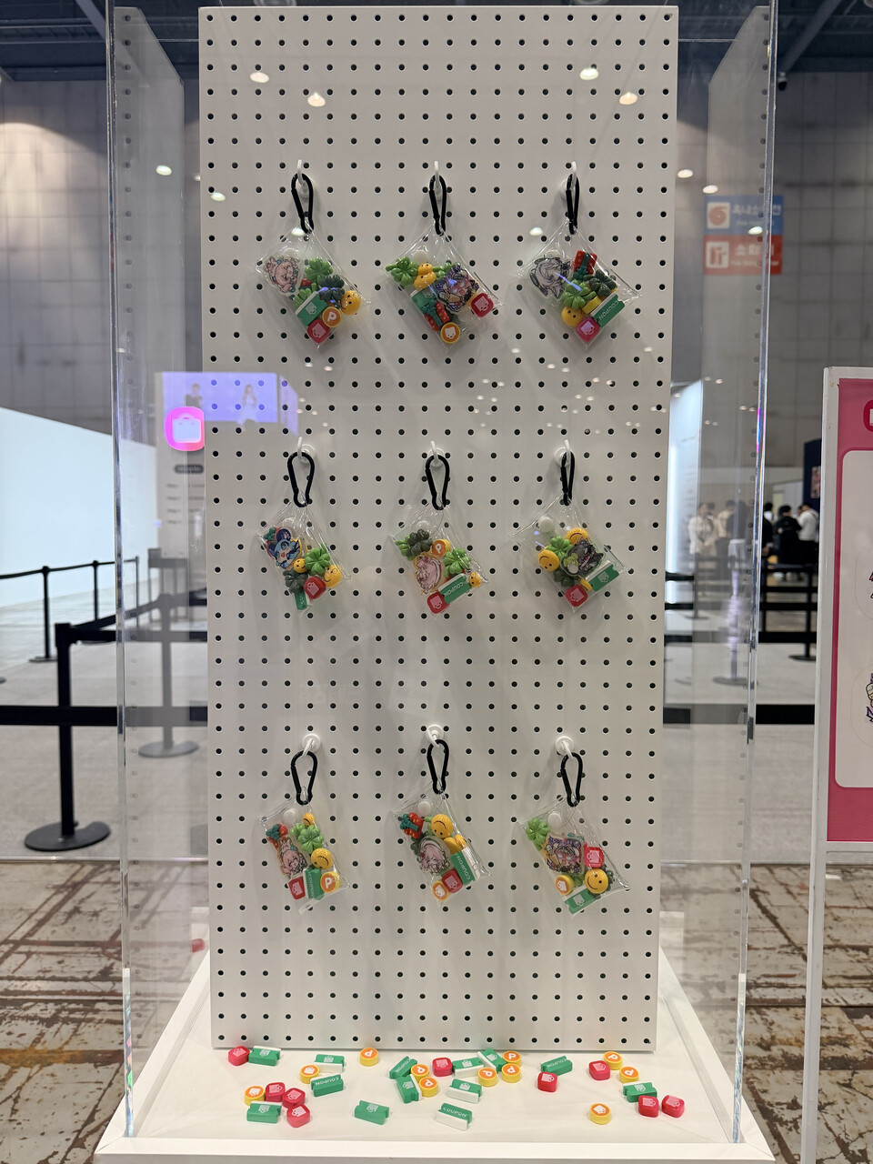 갤럭시 스토어 한정 키링. 그냥 주는 건 아니니 순서를 기다려 문제를 맞춘 후 캡슐토이를 돌리자.