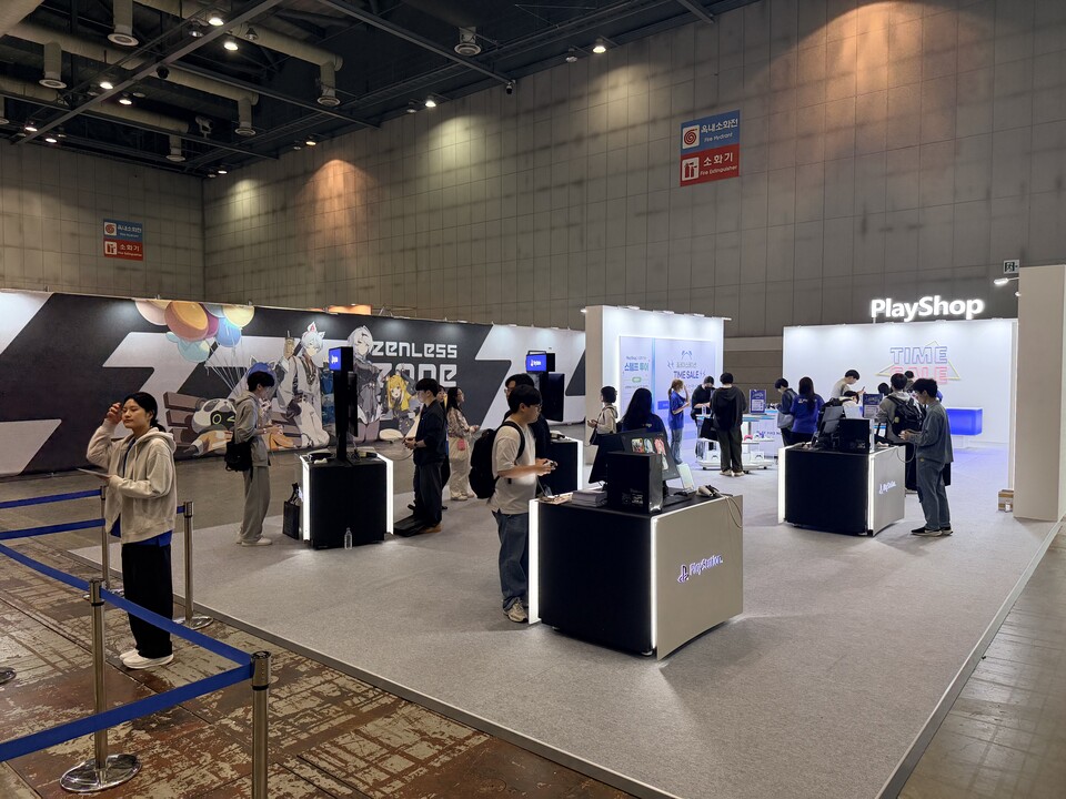 플스와 PC 등 다양한 기기로 즐길 수 있고 타임세일 등 이벤트도 많아 플스5나 주변기기 구매를 고려한 관람객은 꼭 들리자.