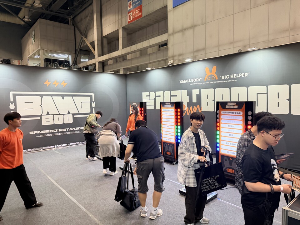 스태퍼에 올라 빠르게 달리면 보상을 받을 수 있다. 여기가 유독 덥다.