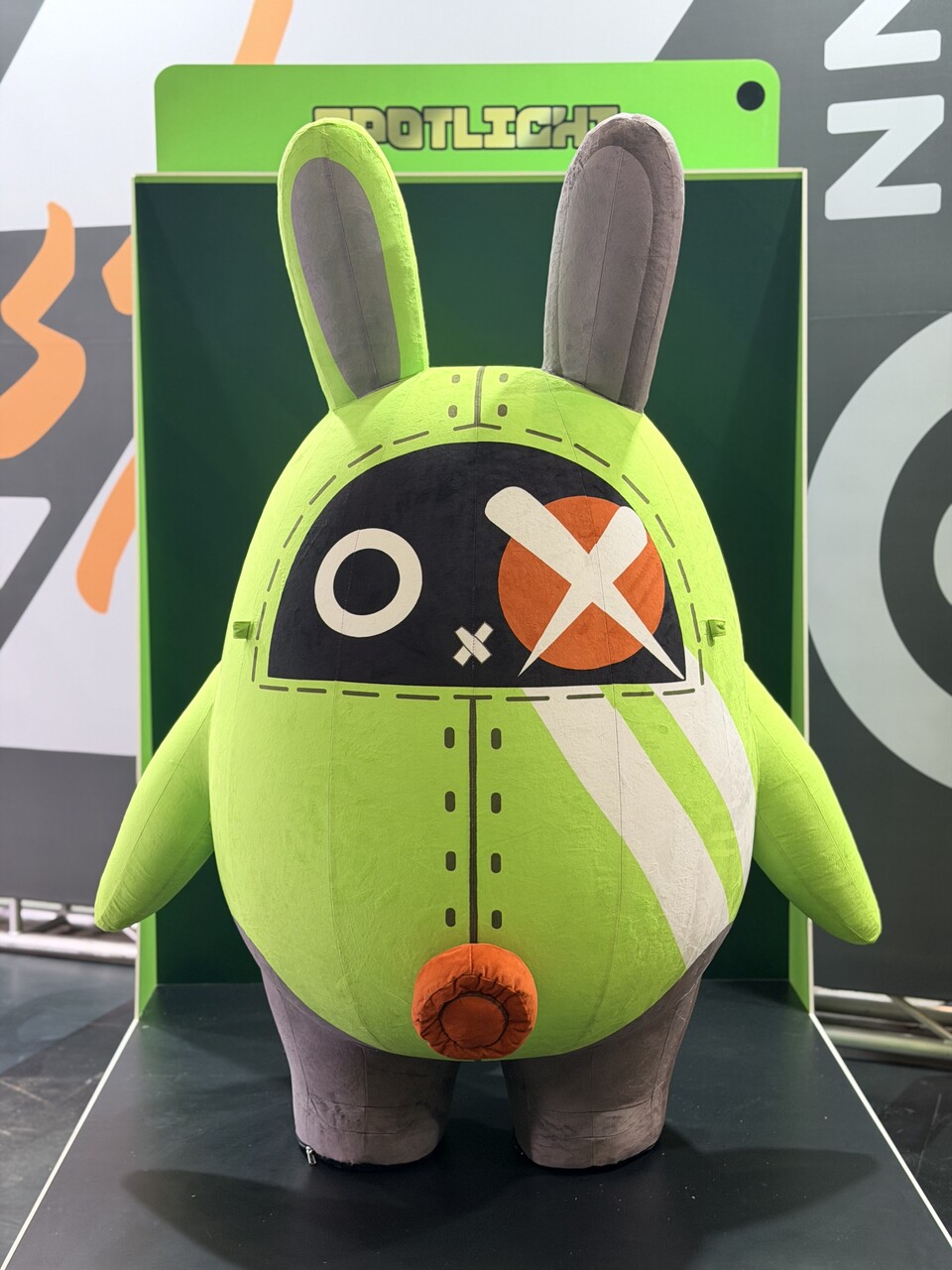 안에서 만나는 녹색 이아스! 이거 탐이 많이 나는데 사람 하반신만 해 들고 갈 수 없다.