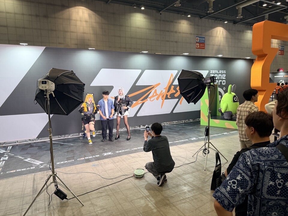 포토존은 코스플레이어와 관람객의 '뽀샤시'를 위해 스튜디오 조명이 마련돼 있다. 참고로 아이폰 유저라면 인물사진, 스튜디오 조명으로 찍으면 기대 이상의 효과를 얻을 수 있다.