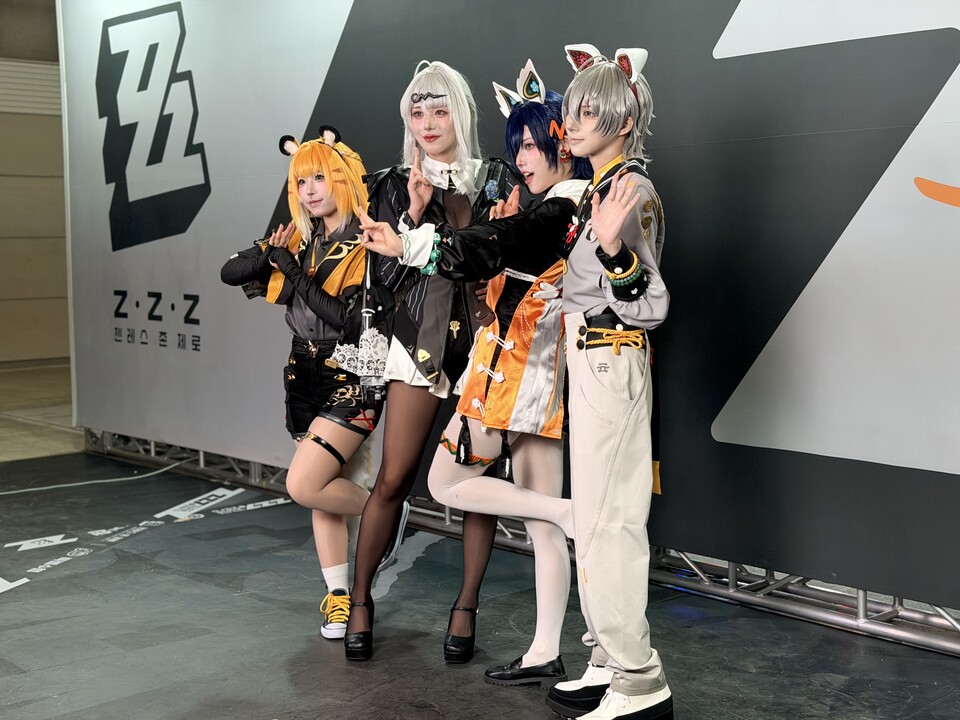 부스마다 여러 명의 코스플레이어가 관람객과 만남을 준비하고 있다.