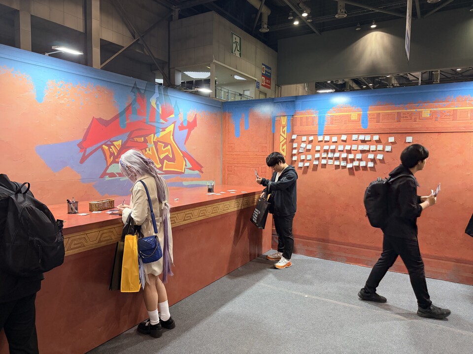 어느 정도 관람을 했으면 이곳에서 호요버스에게 방명록을 남기자.