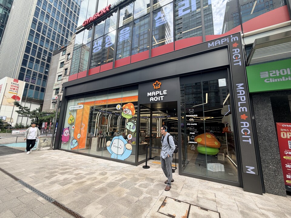 강남역 4번 출구 앞에 마련된 메이플아지트 상설PC방.