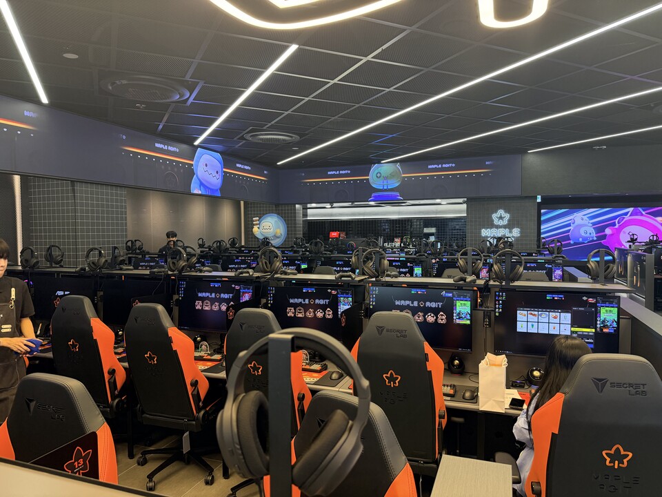 177석으로 무대 중심의 중앙 외에도 복도를 따라가면 추가적인 공간이 나온다.