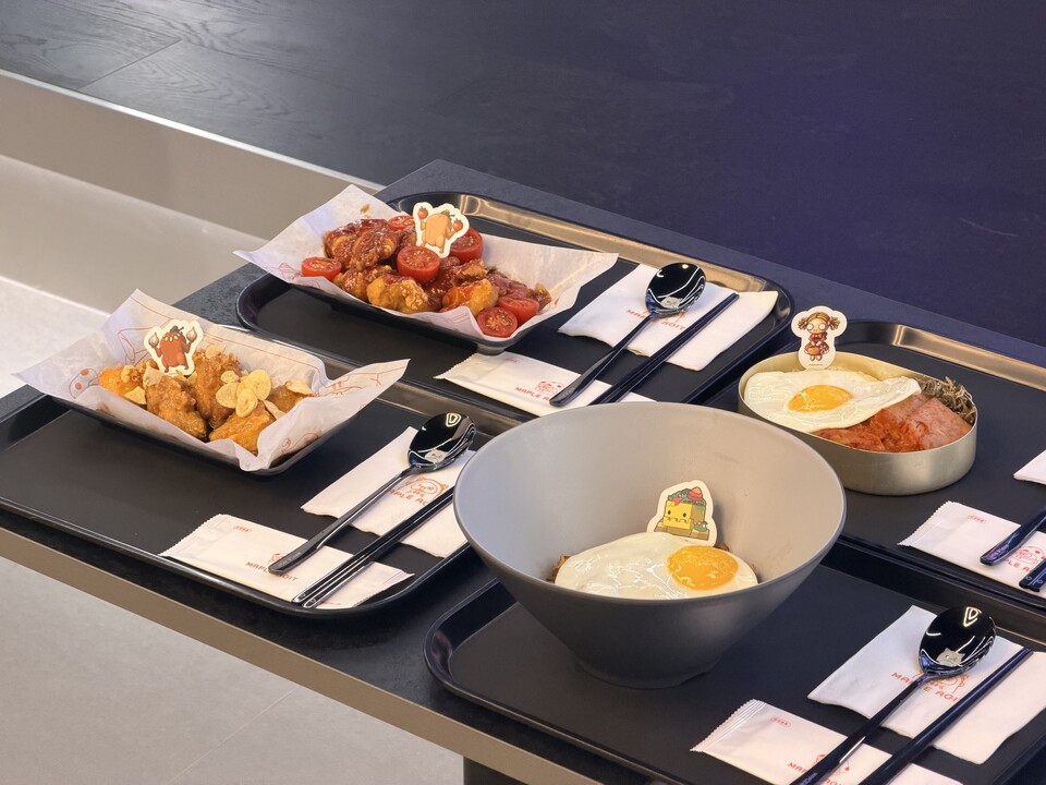 왼쪽부터 길리나 토마토 닭강정, 갈루스 마늘 닭강정, 레미의 도시락, 낄낄볶음밥.