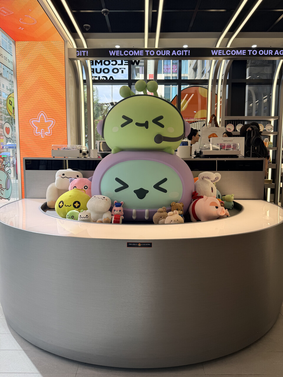 메이플아지트 입구에 해맑게 웃고 있는 메이플 친구들.