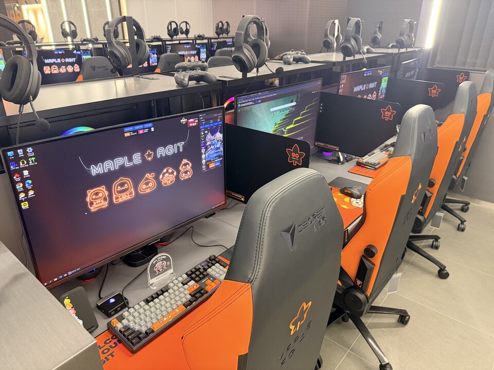 게이밍 체어가 대박이다. 앉는 순간 편안함에 음식을 주문하게 된다.