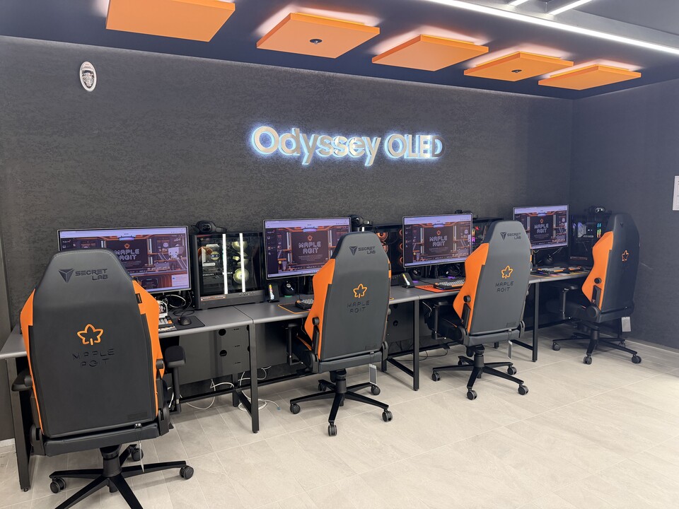 프리미엄 룸은 4명이 함께 즐길 수 있는 좌석과 쉴 수 있는 공간으로 나눤다.