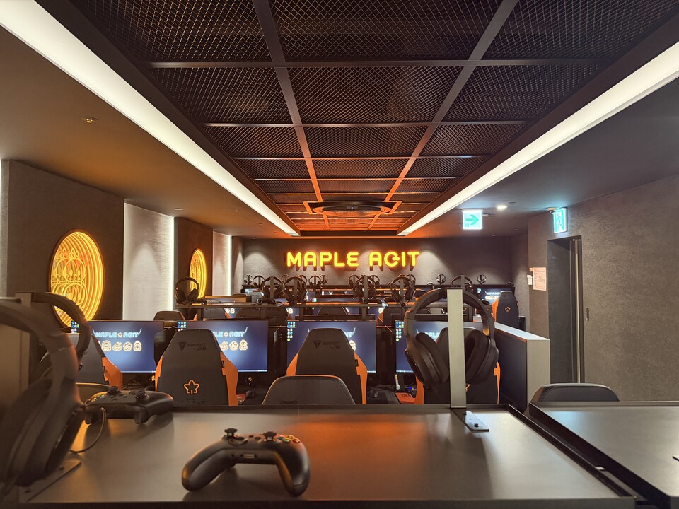 긴 통로 쪽 좌석의 모습.