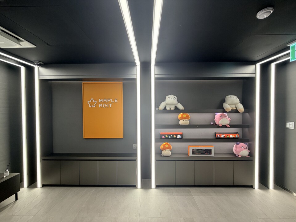 프리미엄 룸 뒷 면에는 굿즈가 전시돼 있다.