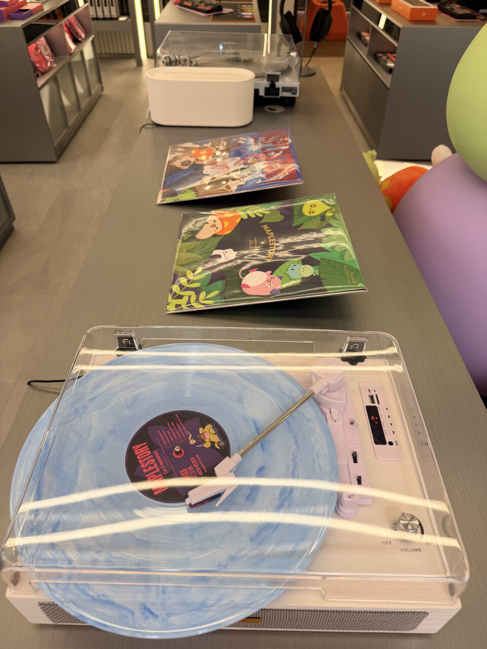 LP플레이와 게임 OST를 들을 수 있는 LP가 판매되고 있다. 메이플아지트 전용이다.