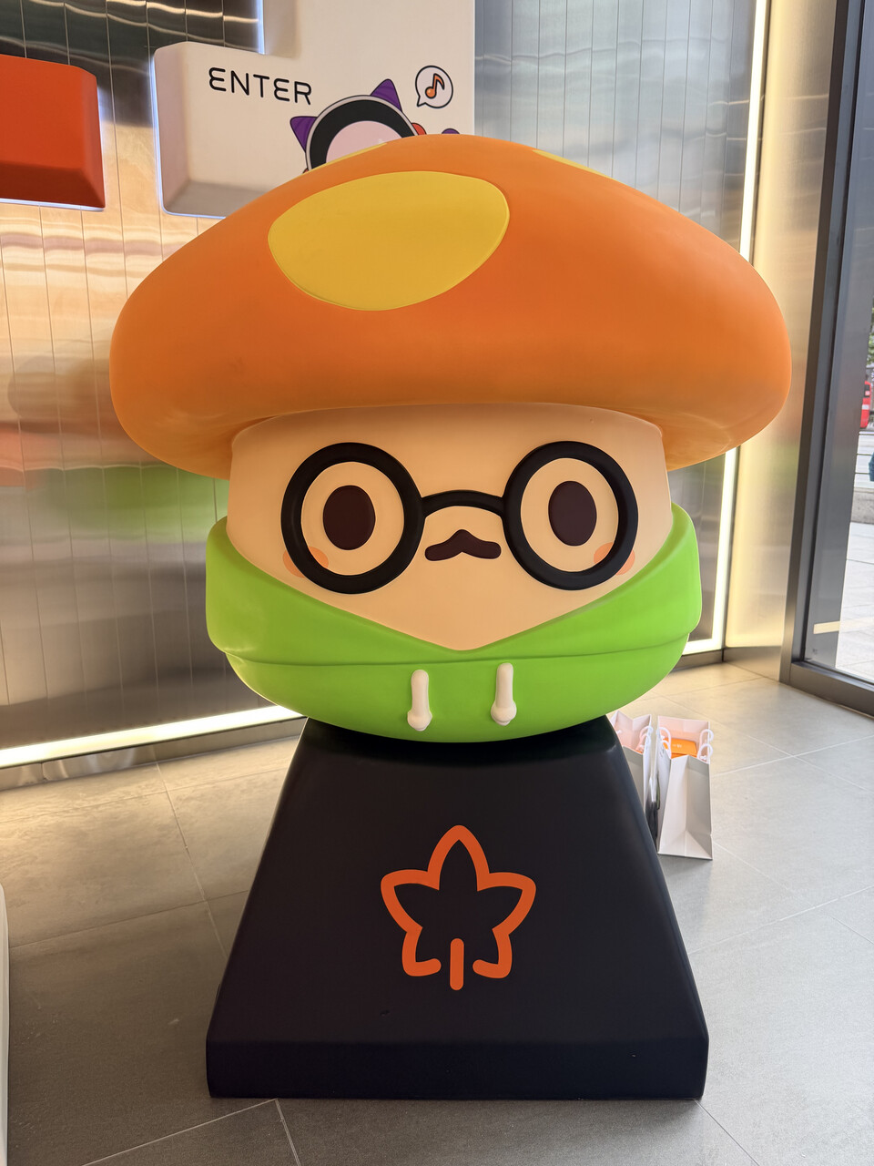 주황색버섯이 원래 이렇게 똑똑한 인상이었나?