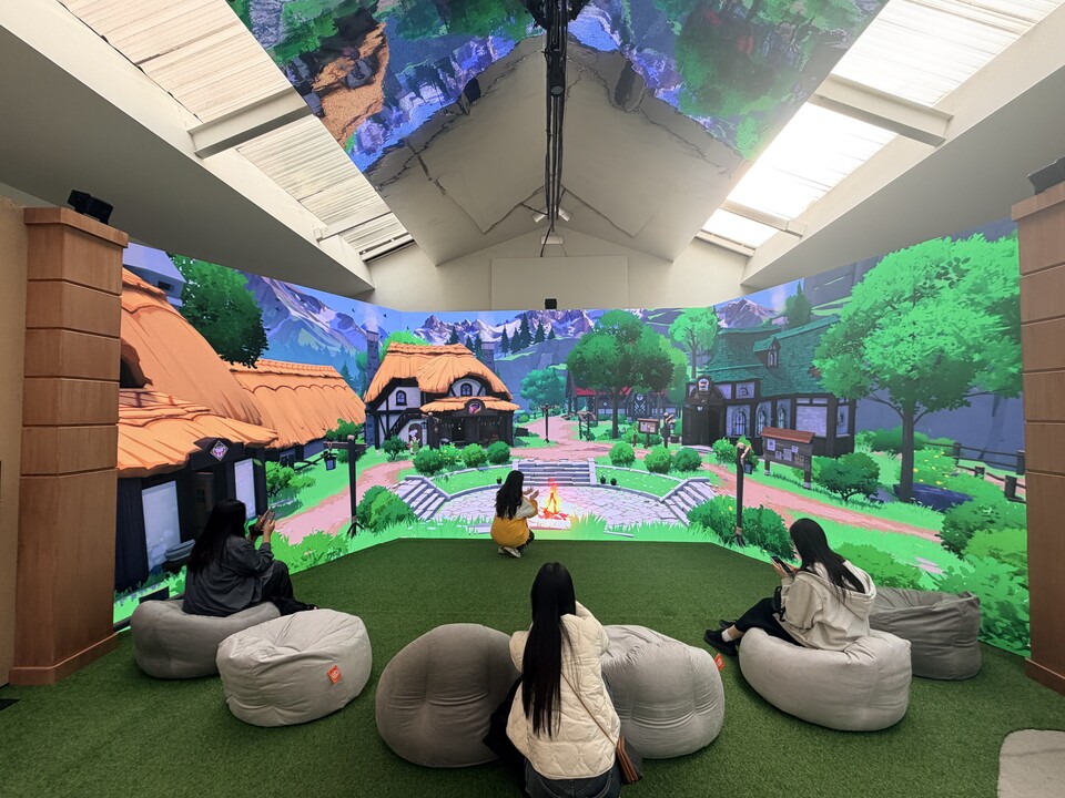 전시관 중앙에서 만날 수 있는 대형미디어아트