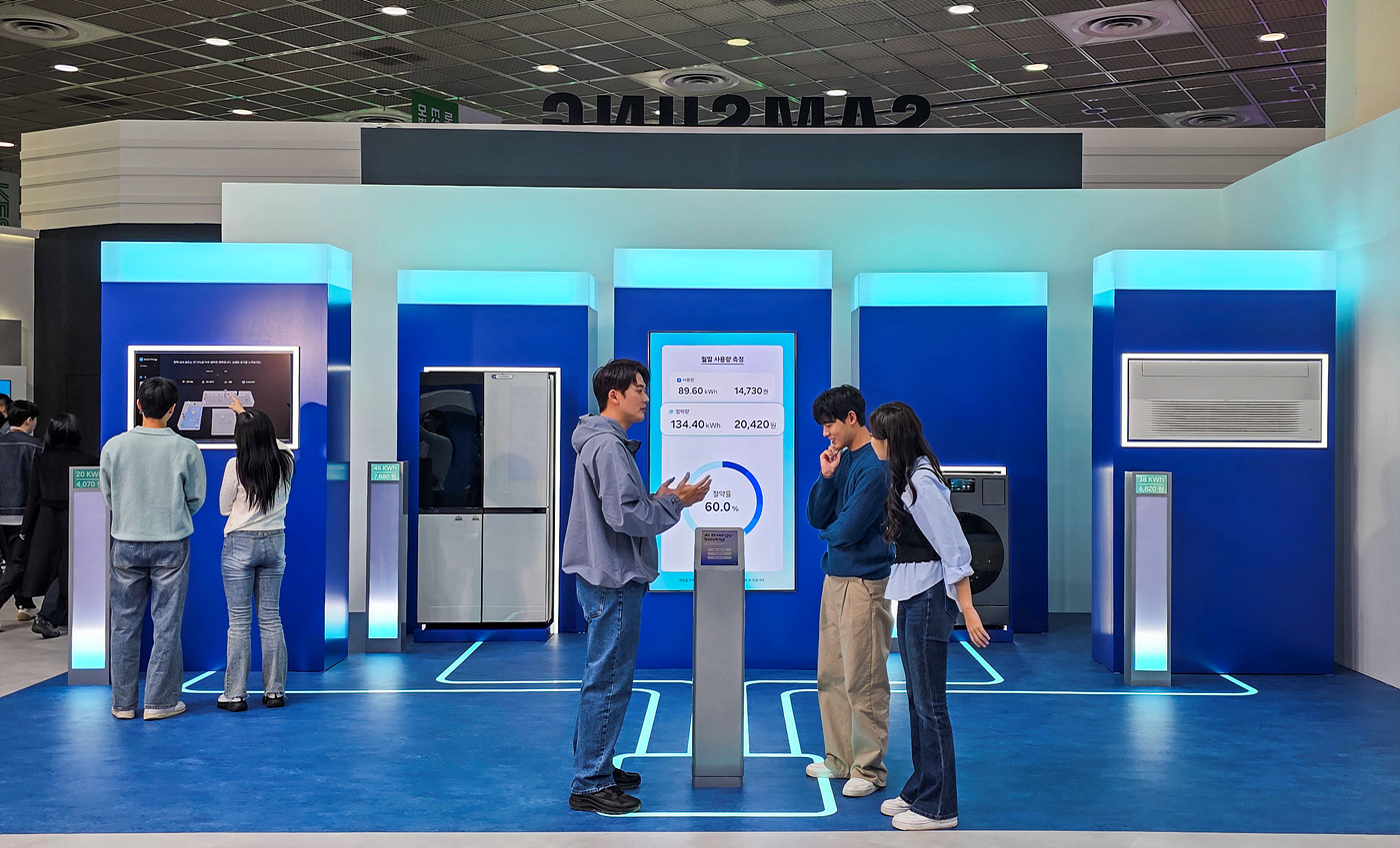 스마트싱스 앱을 통해 연결된 기기들의 실시간 에너지 사용량을 모니터링하고 있다.