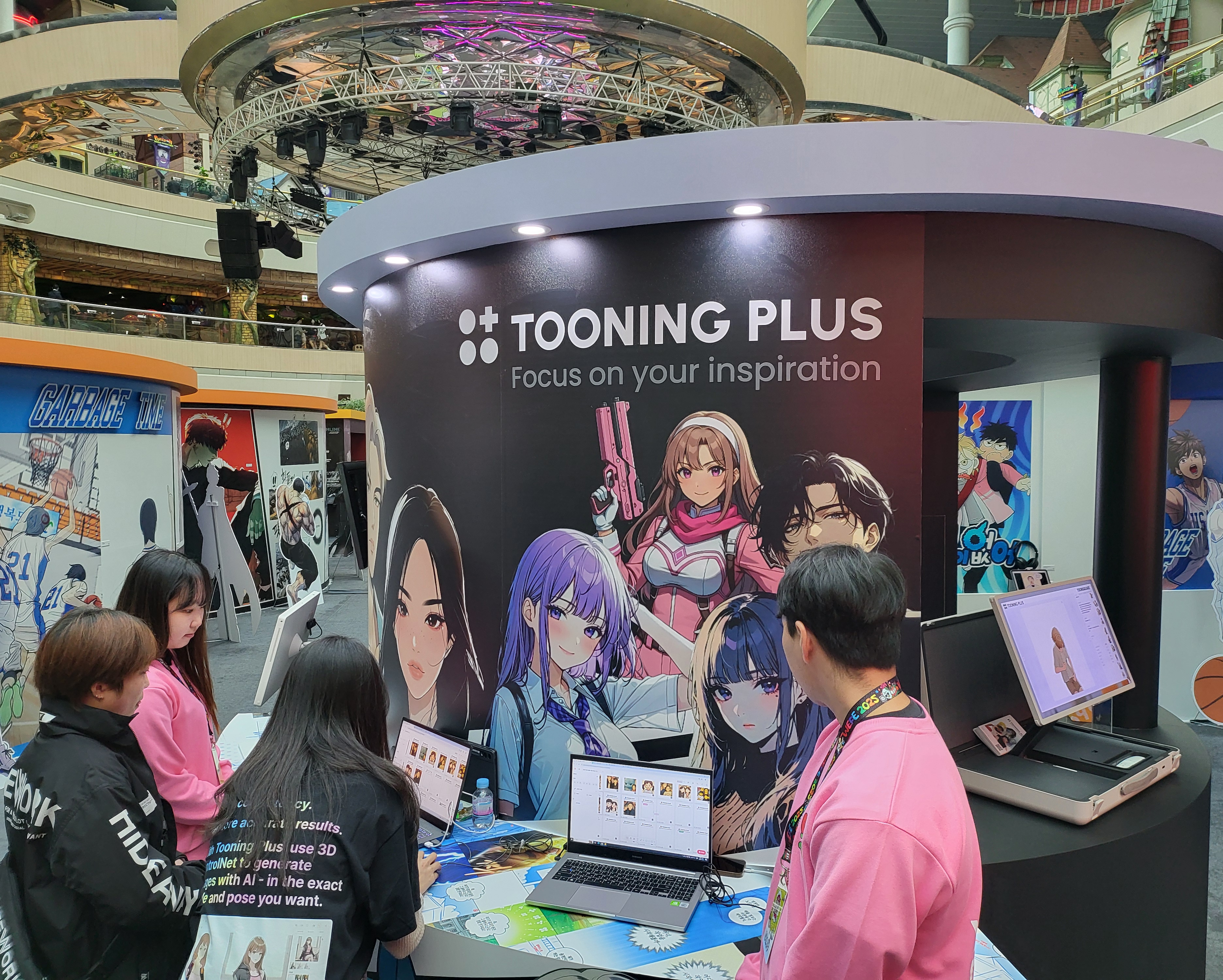 3D AI 웹툰 툴 '투닝플러스'를 이용해보고 있는 관람객