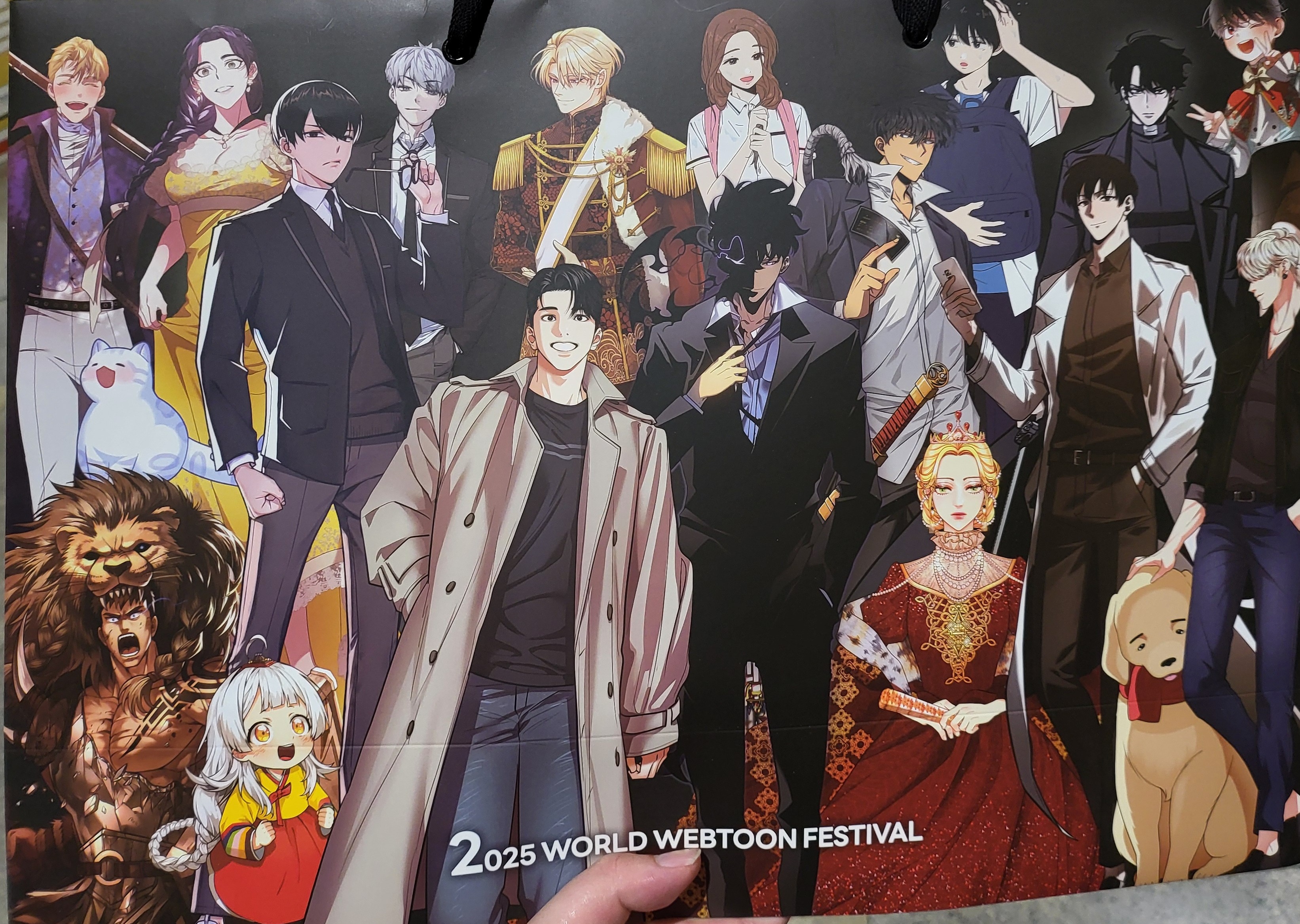 웹툰과 행사에 관한 설문조사를 진행하면 받을 수 있는 인기 캐릭터 쇼핑백이다.