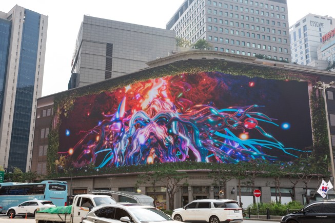 명동 신세계백화점 LED 미디어월(신세계스퀘어)에서 전시 중인 도재인, 이뿌리, 하지수 작가의 3D 아나모픽 미디어아트 작품 '남산숨길(Namsan Breeze)'