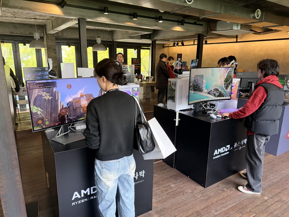 시연존은 2층에 넉넉하게 준비가 돼 있어 조금만 기다리면 즐길 수 있었다.