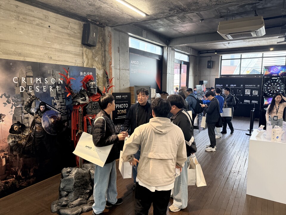 첫 날 오픈 직전의 모습. 얼마 지나지 않아 외국인 등 다양한 방문객이 들어왔다.