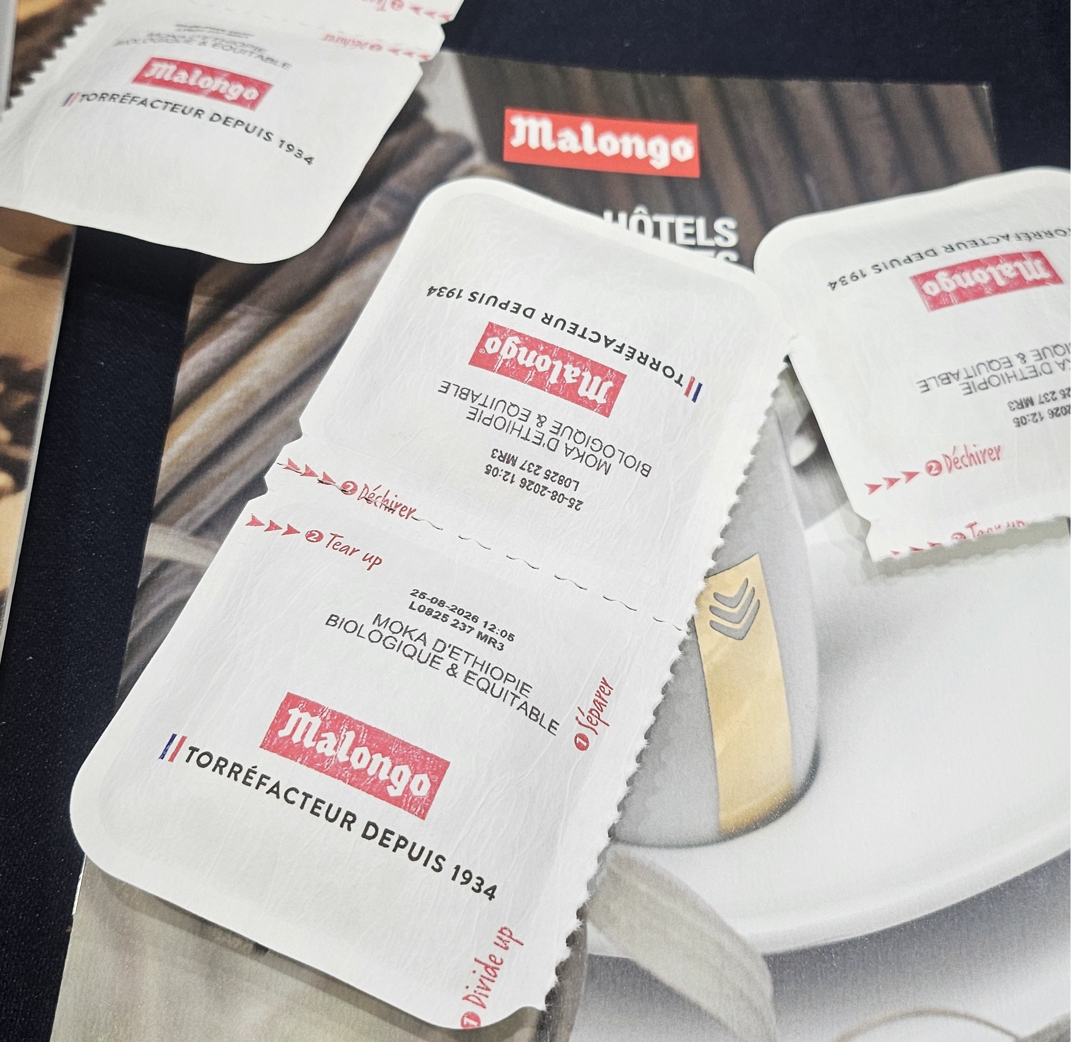 종이 100%. 패키지를 포함해 내부 캡슐도 얇은 종이로 되어있다.