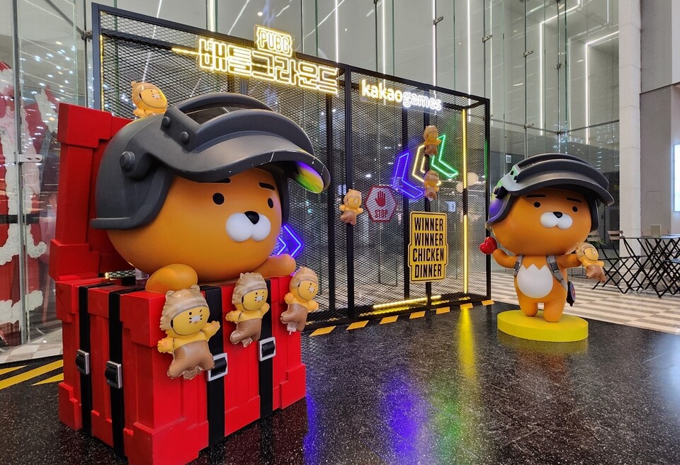 부산 신세계백화점 센텀시티점 지하 2층 카카오게임즈 〈배틀그라운드〉 포토존 모습.