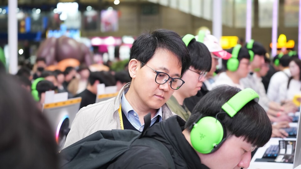 방준혁 넷마블·코웨이 의장이 지스타2025 넷마블 부스를 방문해 이용자 반응을 살피고 있다.