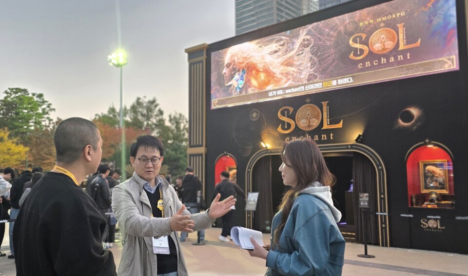 방준혁 넷마블·코웨이 의장이 지스타2025 넷마블 부스를 방문해 이용자 반응을 살피고 있다.