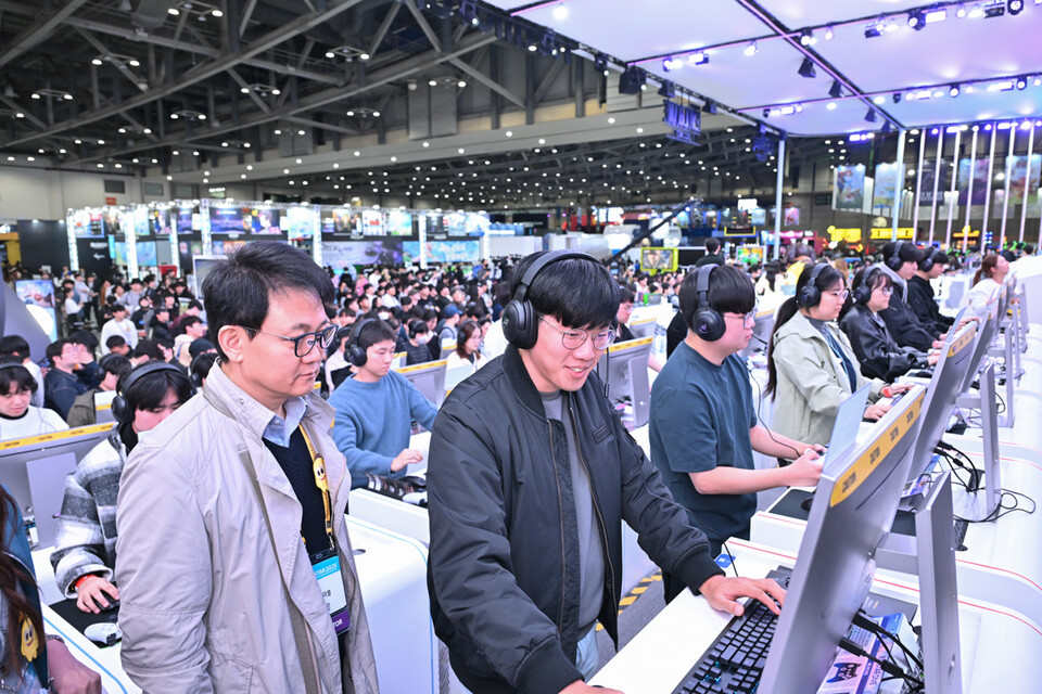 방준혁 넷마블·코웨이 의장이 지스타2025 넷마블 부스를 방문해 이용자 반응을 살피고 있다.
