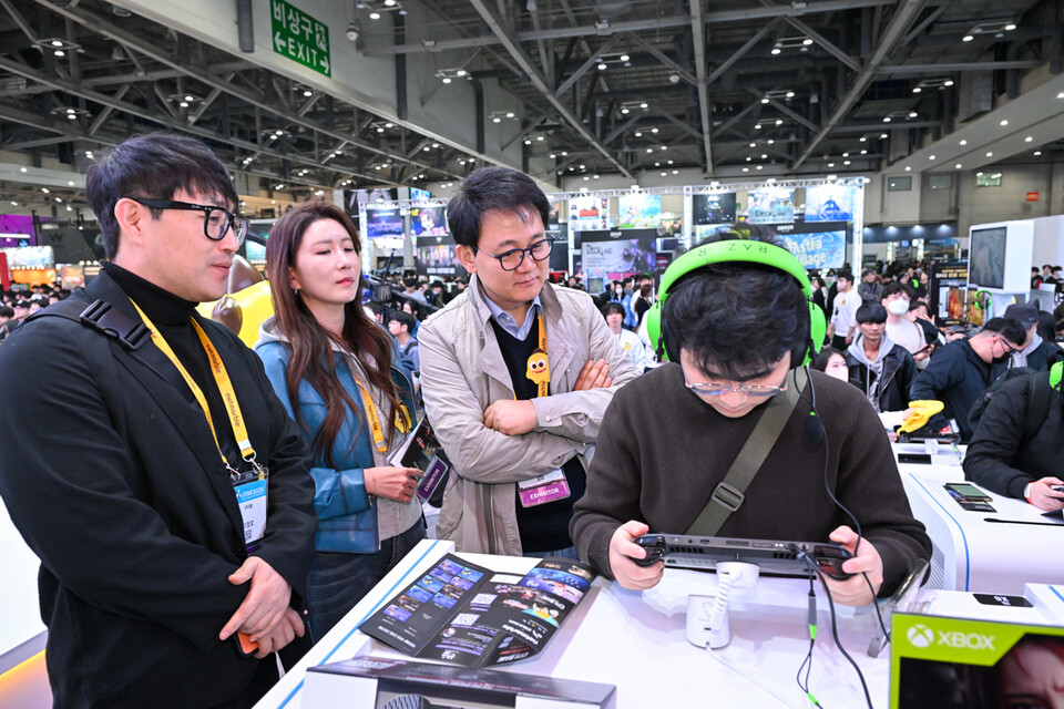 방준혁 넷마블·코웨이 의장이 지스타2025 넷마블 부스를 방문해 이용자 반응을 살피고 있다.