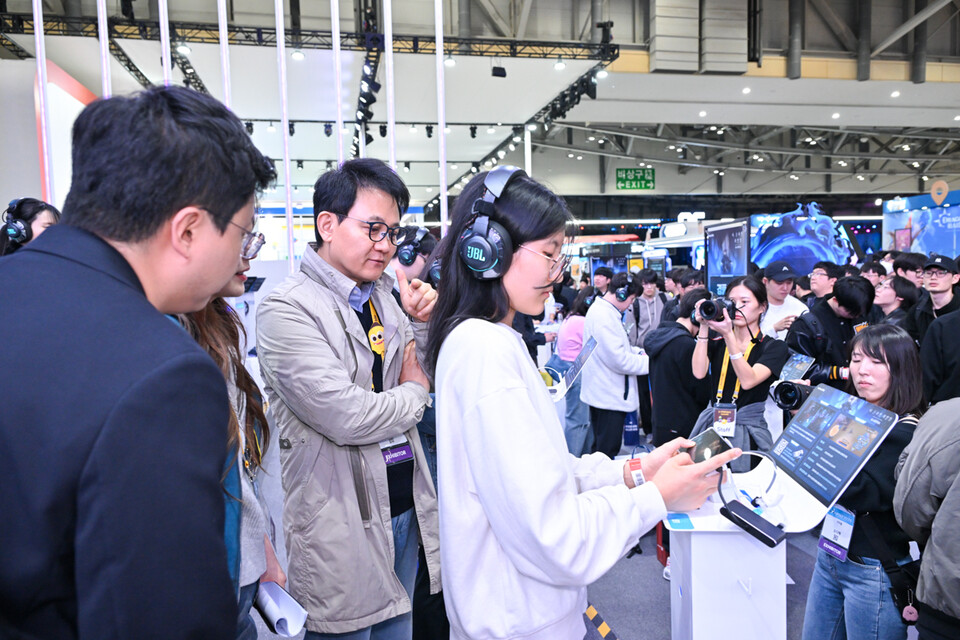 방준혁 넷마블·코웨이 의장이 지스타2025 넷마블 부스를 방문해 이용자 반응을 살피고 있다.