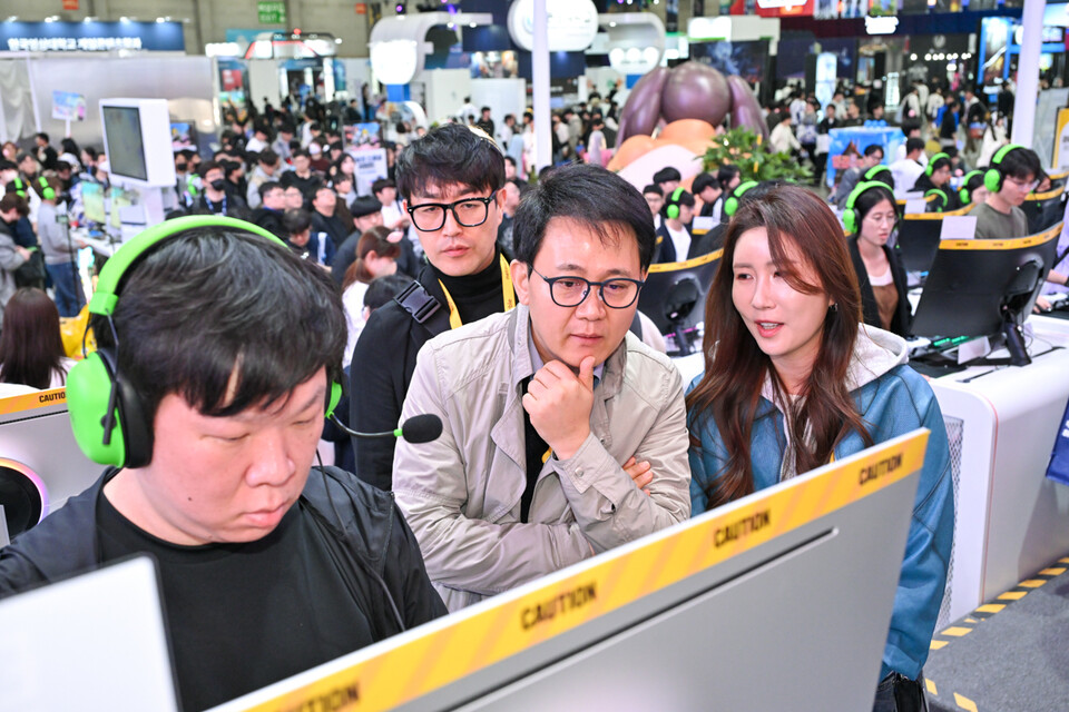 방준혁 넷마블·코웨이 의장이 지스타2025 넷마블 부스를 방문해 이용자 반응을 살피고 있다.